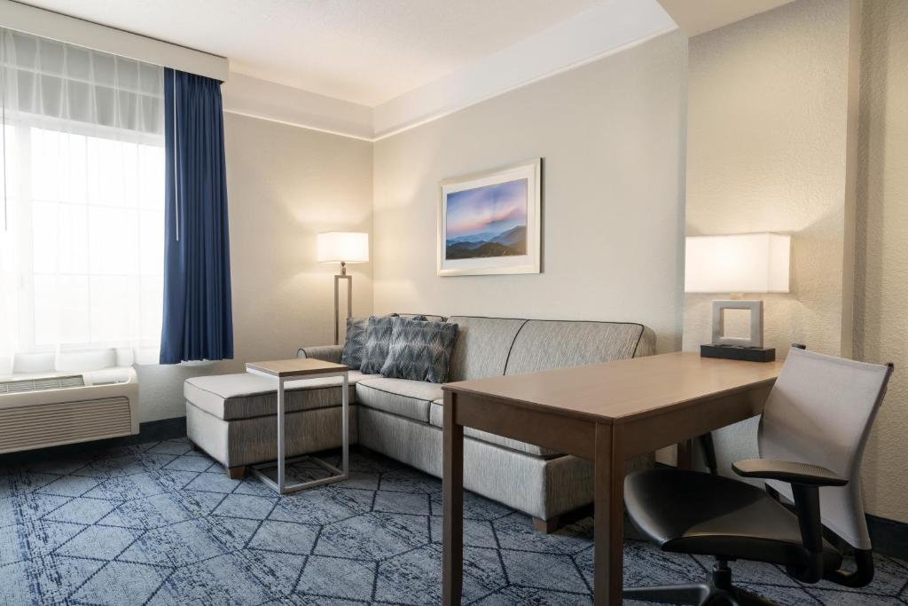 La Quinta Inn and Suites by Wyndham at WaTiki Waterpark - Executive King Room