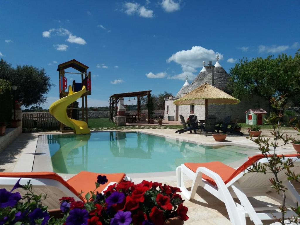 basen ze zjeżdżalnią i placem zabaw w obiekcie Trulli w mieście Martina Franca
