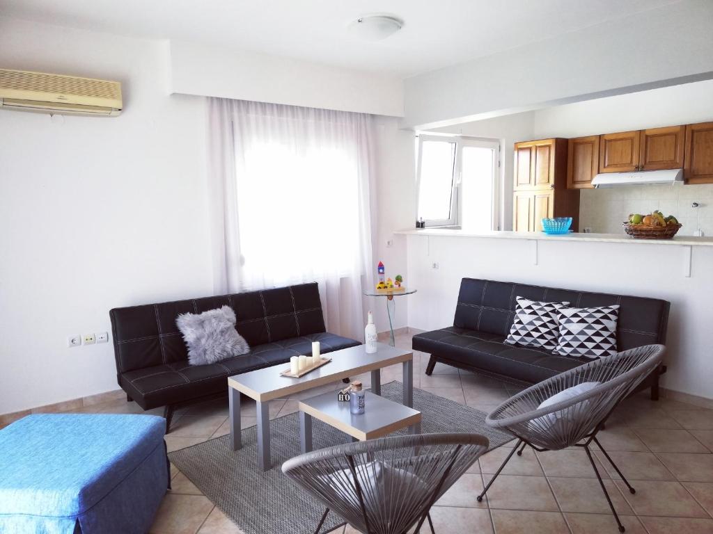 een woonkamer met een bank en een tafel bij Casa Dama in Rhodos-stad