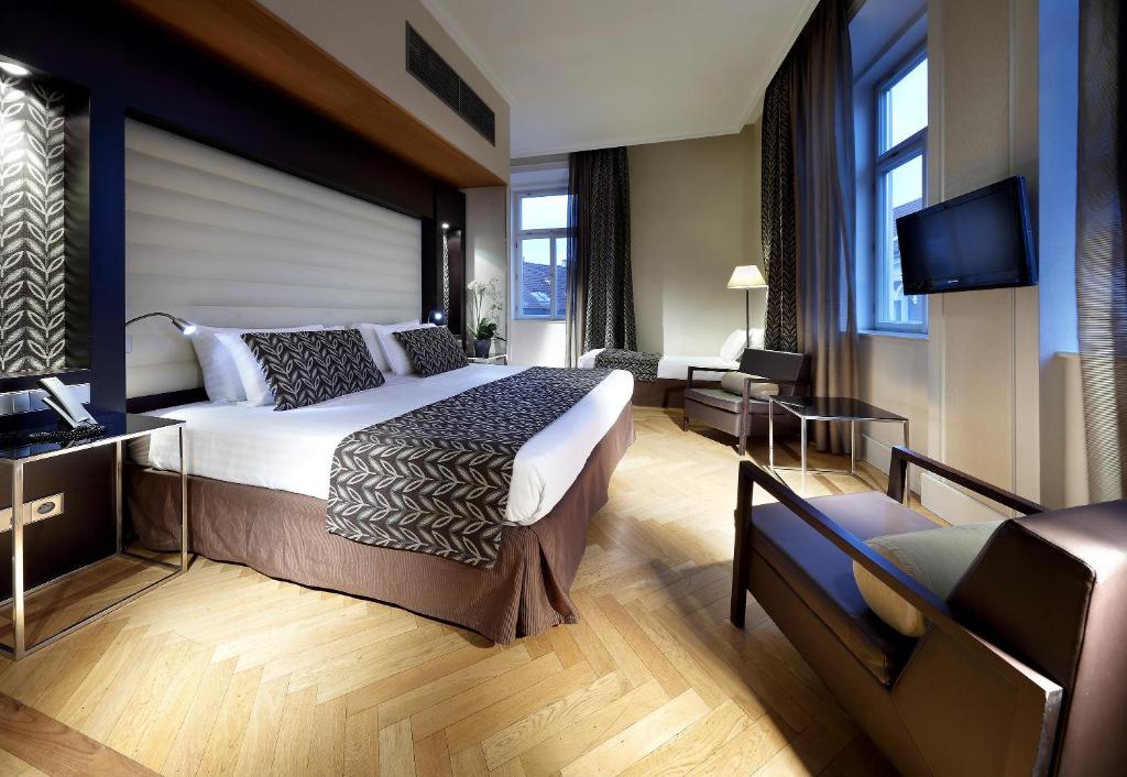 
Family Room (2 Adults + 2 Children)
