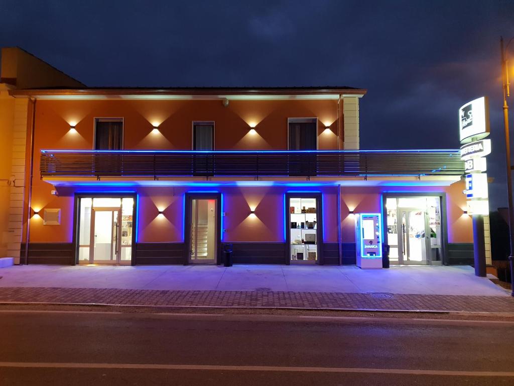 ein Gebäude mit blauen Lichtern an der Seite in der Unterkunft Regina Viarum in Mirabella Eclano