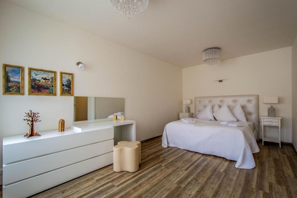 Postel nebo postele na pokoji v ubytování Unique Charles Bridge 2BDR Apartment.