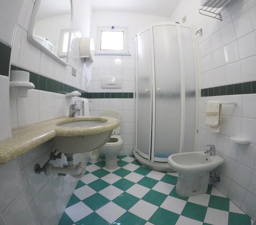 uma casa de banho com um lavatório e um WC em Hotel Rosetta em Ischia