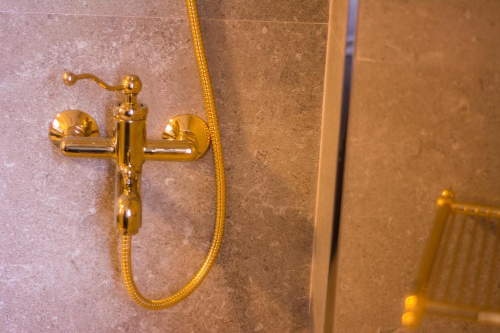 Un baño de Hotel Epidamn Boutique & Spa