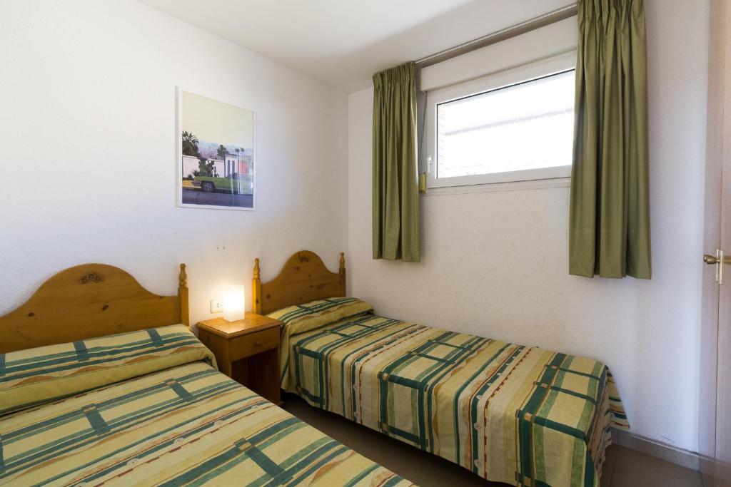 Posteľ alebo postele v izbe v ubytovaní Sistach Rentals Apartaments Sol 304 & 404