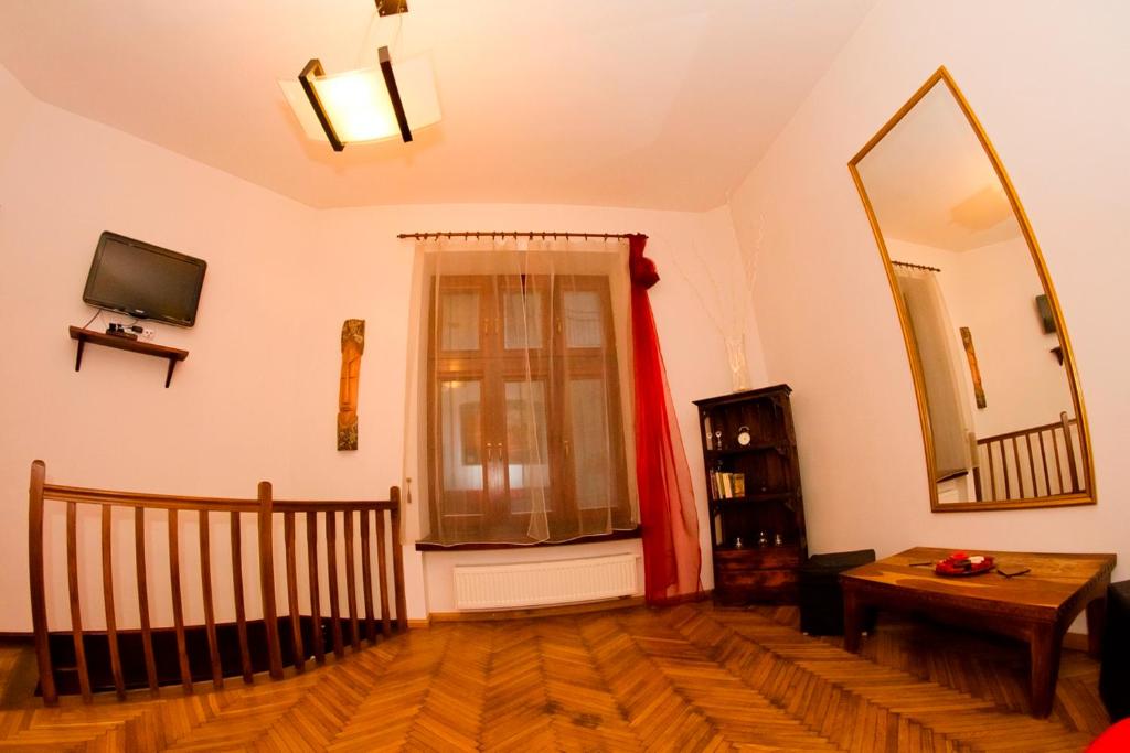 Televízia a/alebo spoločenská miestnosť v ubytovaní Apartament Berko