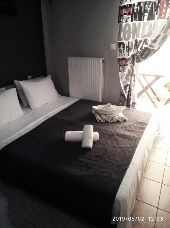 A bed or beds in a room at Φωτεινό διαμέρισμα Πειραιας