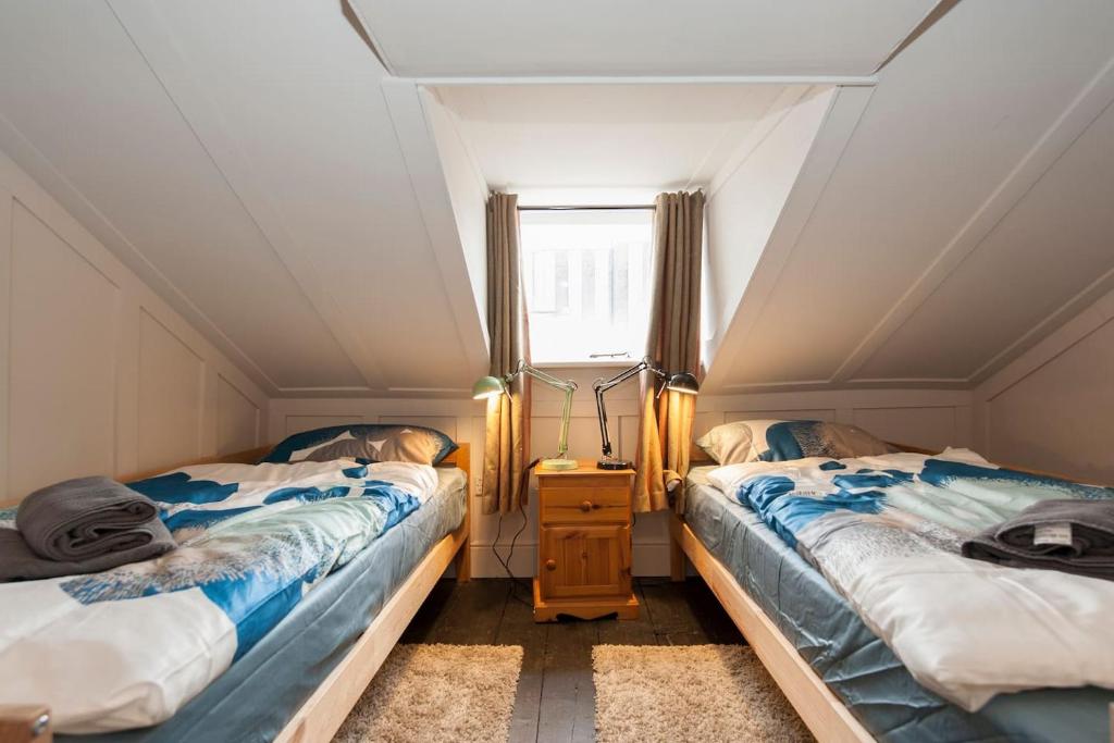 Georgian Loft Apartment tesisinde bir odada yatak veya yataklar