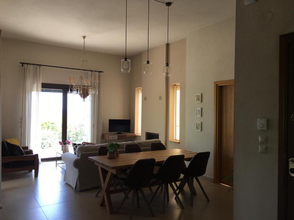 TV a/nebo společenská místnost v ubytování Olive Tree Cottage 2