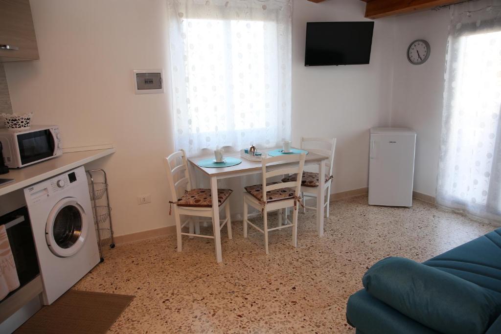 Kuchyňa alebo kuchynka v ubytovaní VacanzaPortopalo Appartamento Sole con Gazebo Terrazza e Wifi