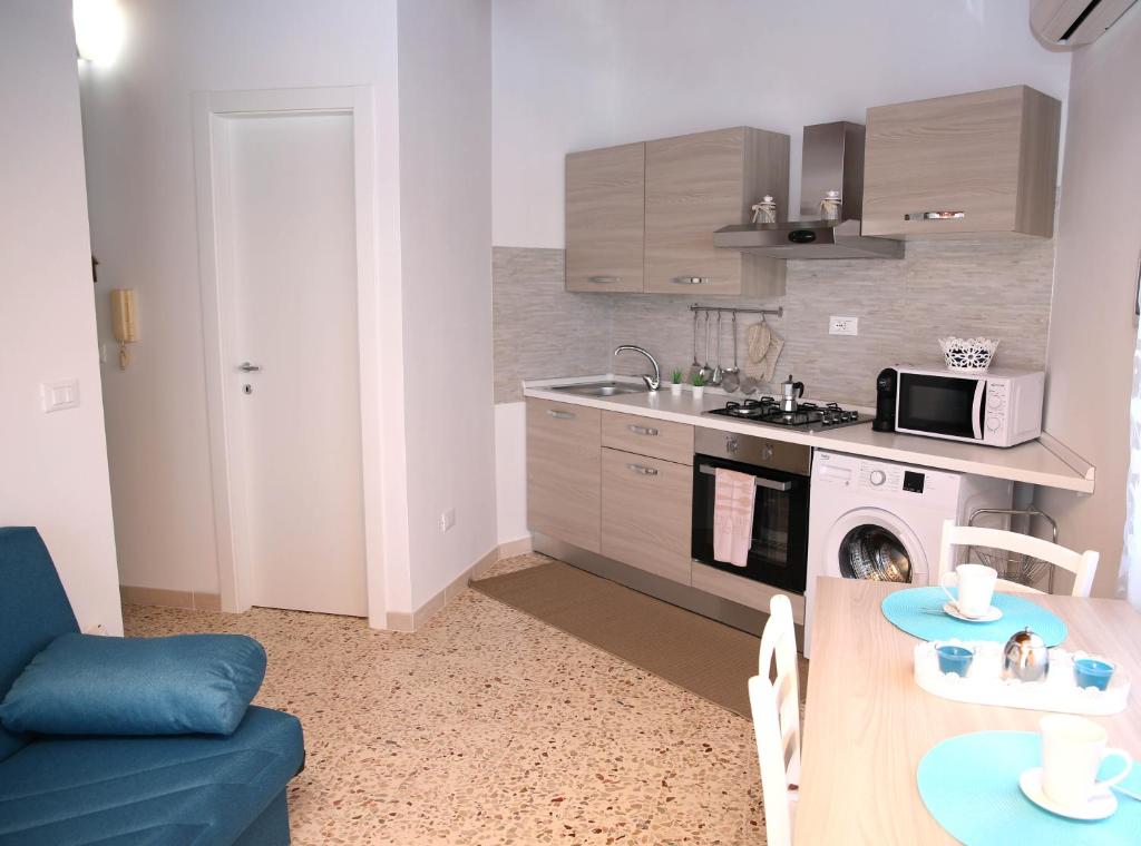 ポルトパーロにあるVacanzaPortopalo Appartamento Sole con Gazebo Terrazza e Wifiの小さなキッチン(テーブル、電子レンジ付)