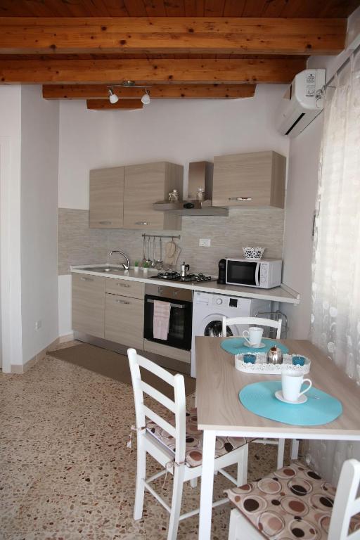Kuchyňa alebo kuchynka v ubytovaní VacanzaPortopalo Appartamento Sole con Gazebo Terrazza e Wifi