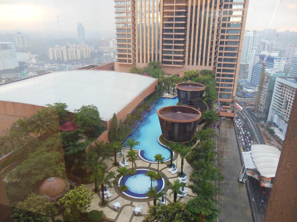 una vista aérea de un edificio con piscina en Serviced Apartments @ Times Square Kuala Lumpur, en Kuala Lumpur