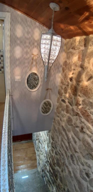 pared de piedra con 2 lavabos en una habitación en A Casiña Vella, en Poio