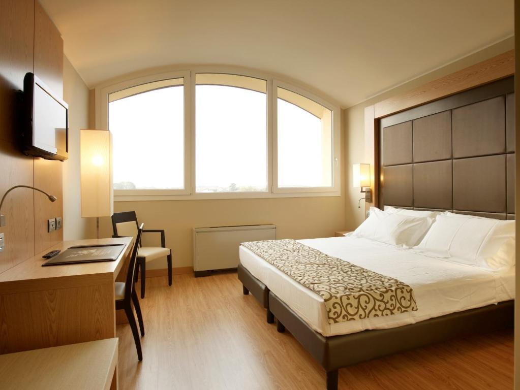 Postel nebo postele na pokoji v ubytování Virginia Palace Hotel