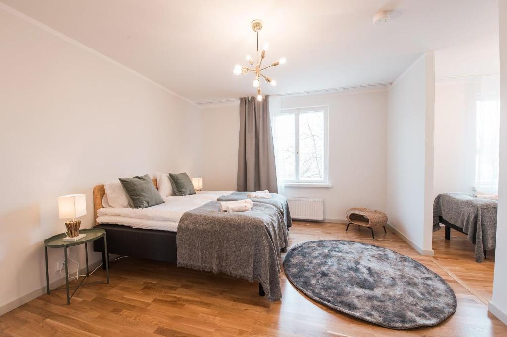 sala de estar con cama y alfombra en Forenom Serviced Apartments Helsinki Töölö, en Helsinki