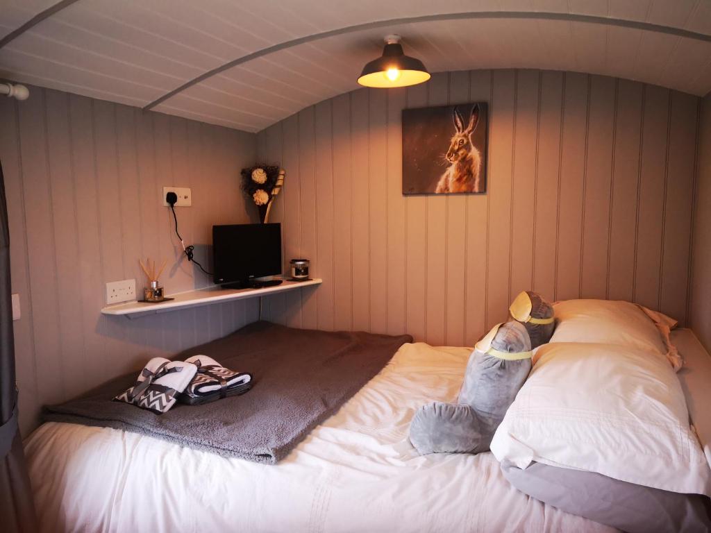 a bedroom with a large bed in a room at Pen-Rhos luxury glamping "Cuckoo's Nest" in Llandrindod Wells