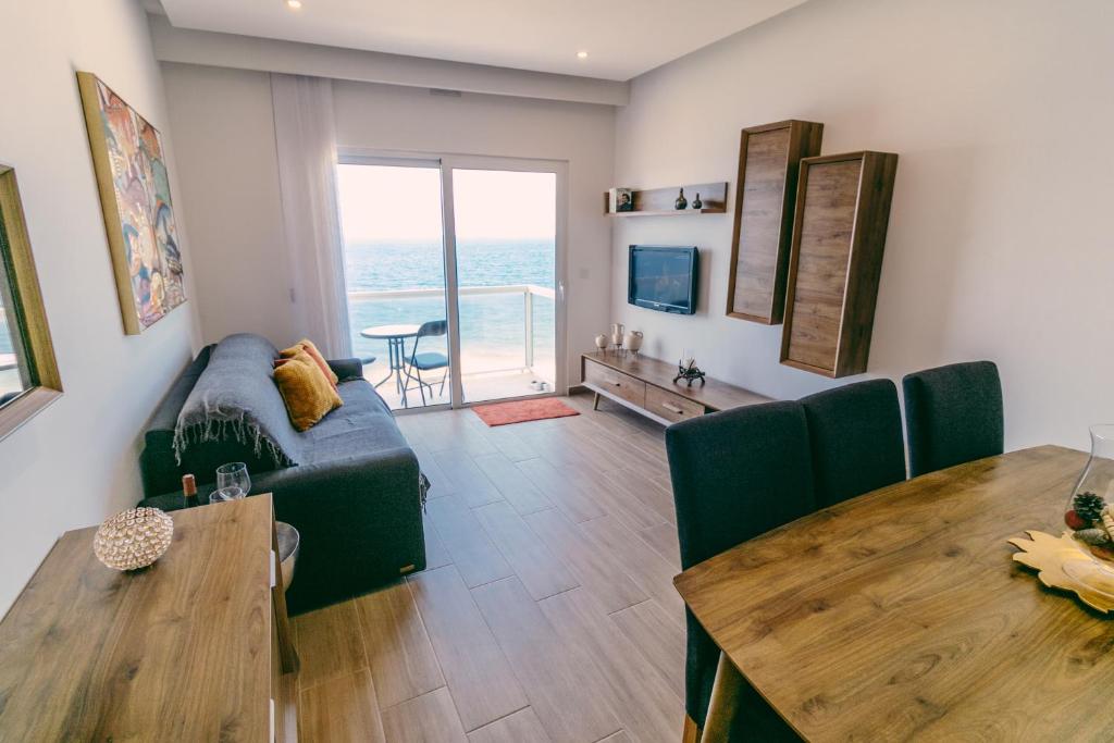 TV a/nebo společenská místnost v ubytování Seafront Apartment No 10 Marsalforn