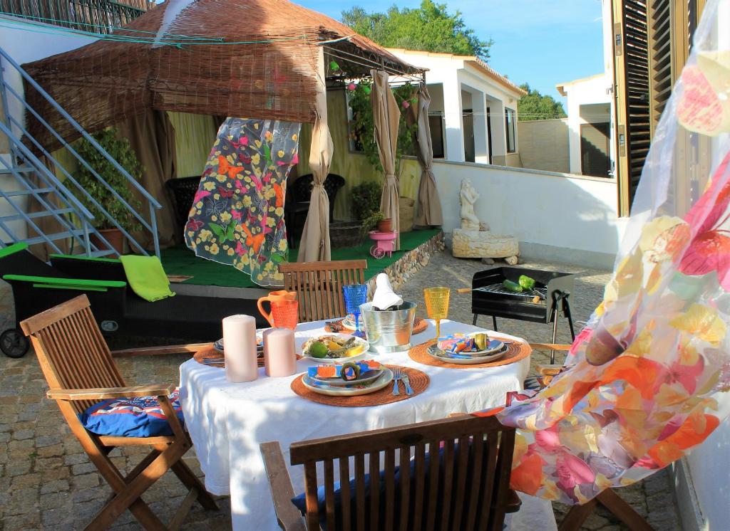 ラゴスにあるCasa Adoro Solのパティオ(テーブル、食器付)