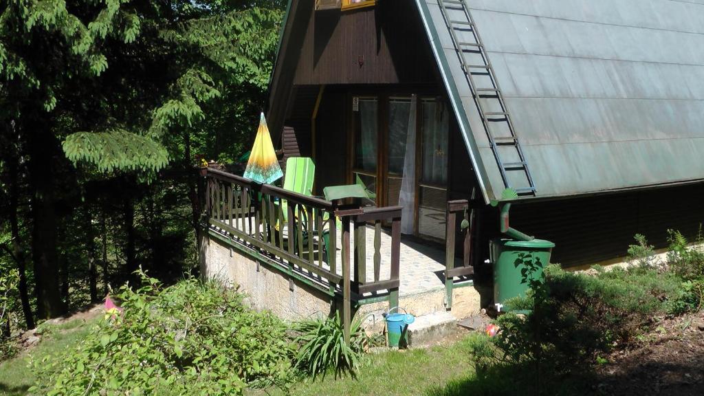 uma pequena casa com um alpendre em Chata Eva em Chrastava