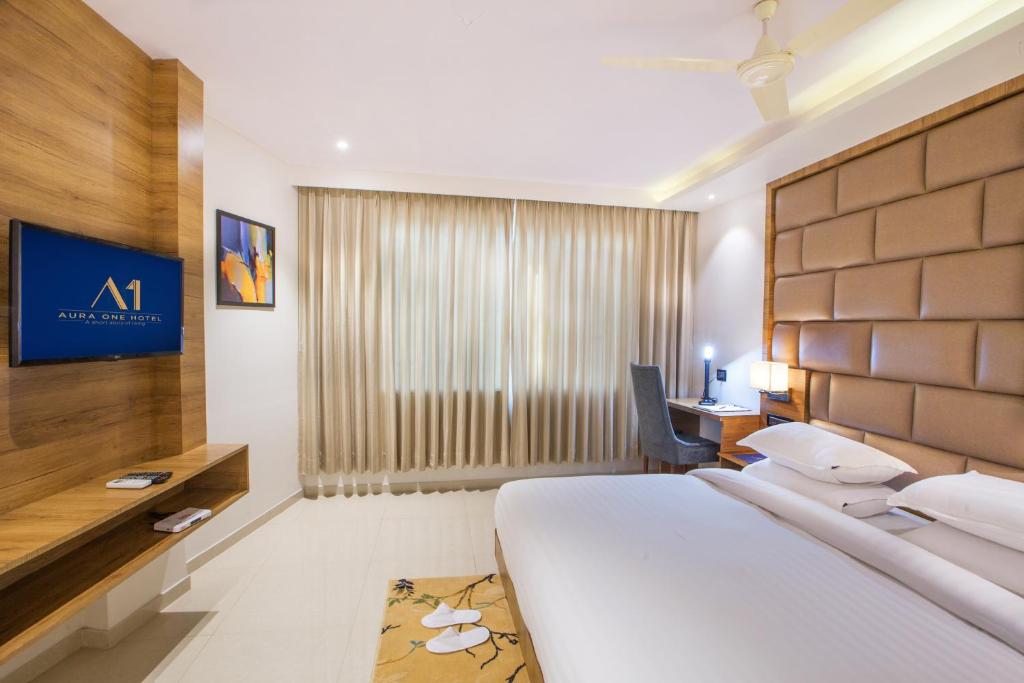 Postel nebo postele na pokoji v ubytování Aura One Hotel