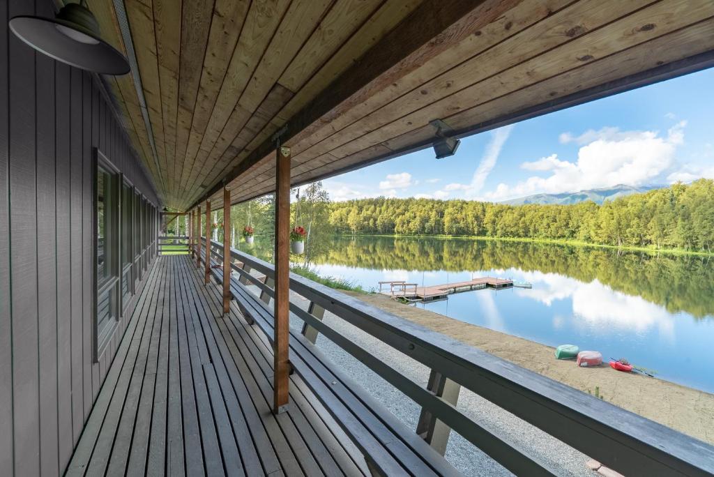 ワシラにあるMeier Lake Resortの湖の見える家の出口