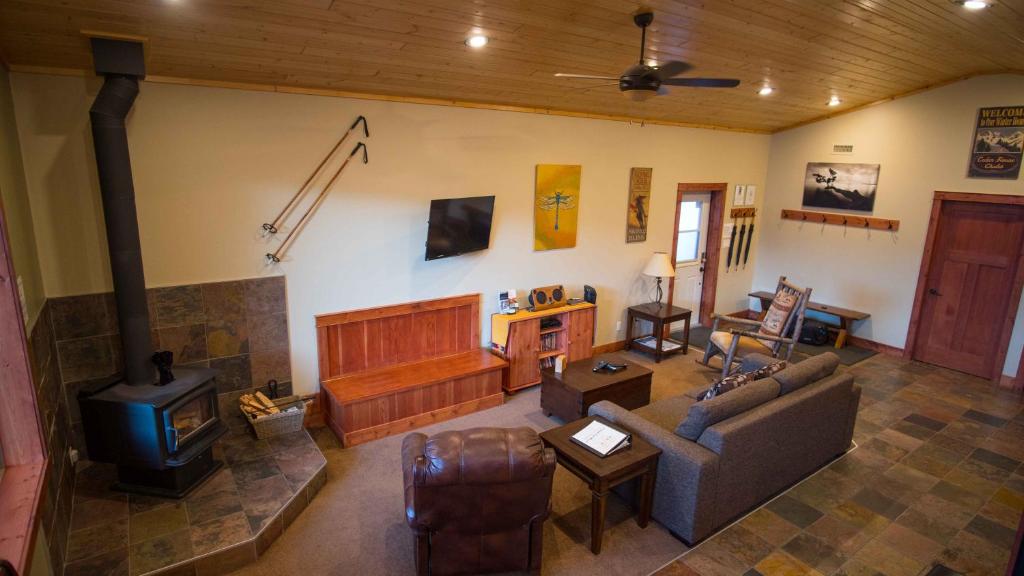 TV a/nebo společenská místnost v ubytování Cedar House Restaurant & Chalets
