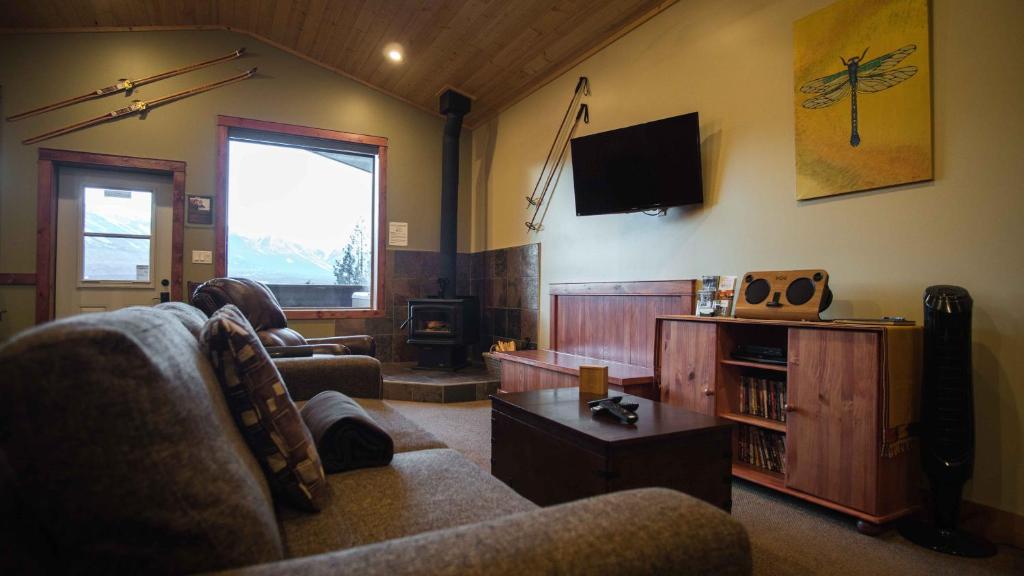 TV a/nebo společenská místnost v ubytování Cedar House Restaurant & Chalets