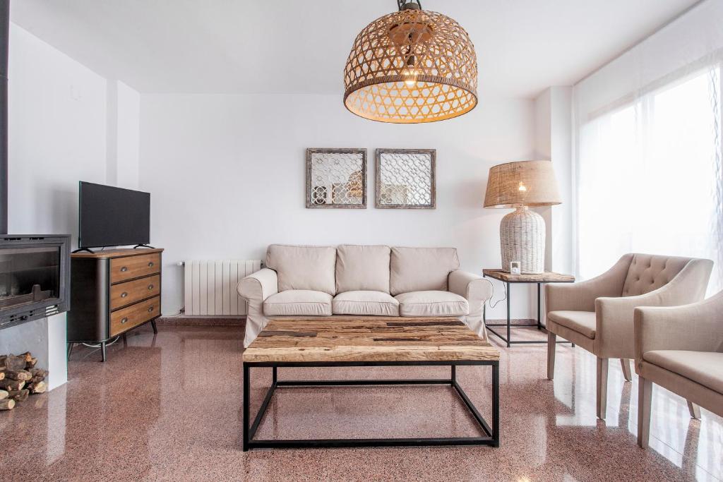 ein Wohnzimmer mit einem Sofa und einem Tisch in der Unterkunft RUSTIKALPUENTE Casa de la CULTURA in Alpuente