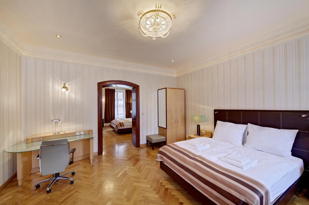 Tessa Jagiellońska في كاتوفيسي: غرفة في الفندق مع سرير ومكتب
