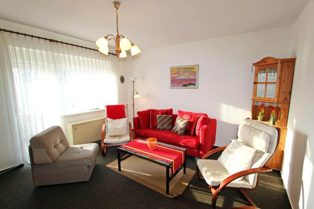 ヘルヌムにあるSilbermoeweのリビングルーム(赤いソファ、椅子付)