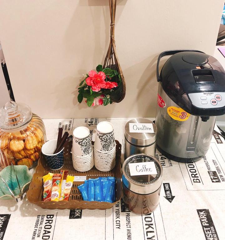 Příslušenství pro přípravu čaje a kávy v ubytování Chiangmun Boutique