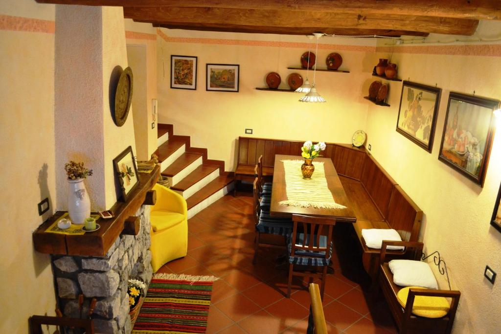 - un salon avec une table, des chaises et des escaliers dans l'établissement La Giara Bed&Breakfast, à Brienza