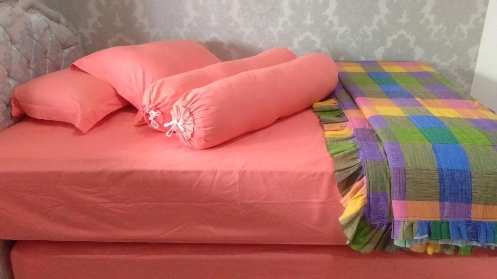 سرير أو أسرّة في غرفة في Puri Garden Batu