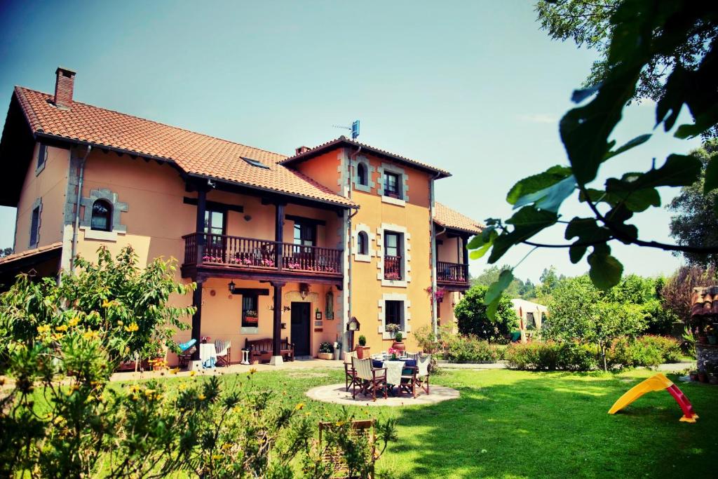 a large house with a yard in front of it at Fuente De Las Anjanas in Estrada