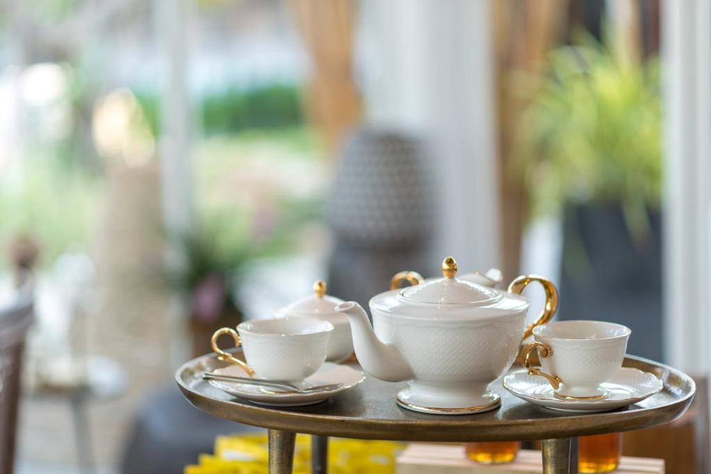 Příslušenství pro přípravu čaje a kávy v ubytování Eden Beach Khaolak Resort and Spa A Lopesan Collection Hotel - SHA Extra Plus