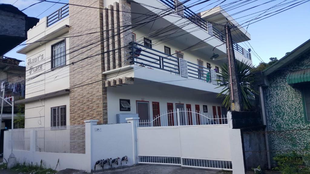una casa con una valla delante de ella en ANDY'S PLACE, en Legazpi