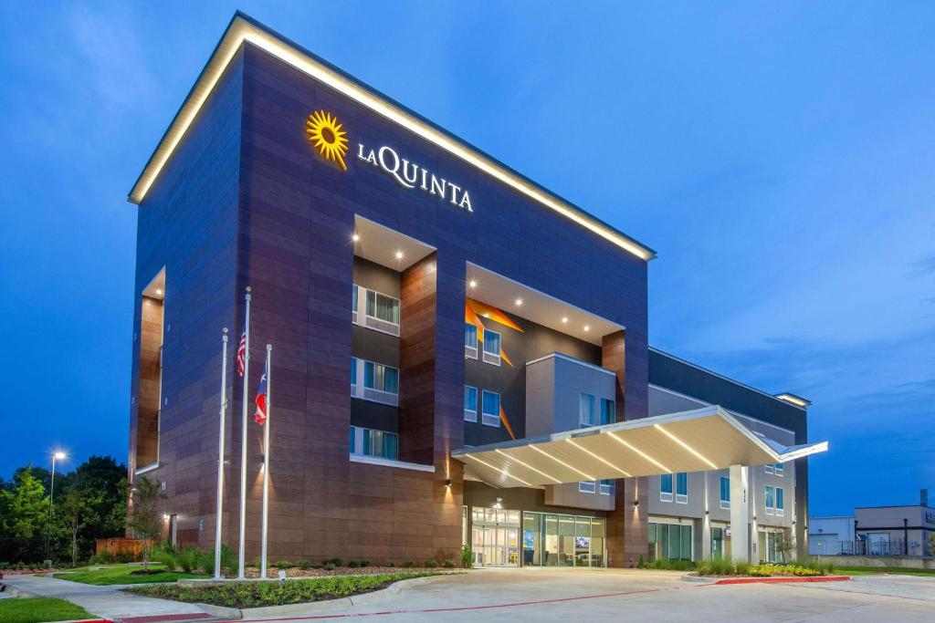 a building with a sunni hotel at La Quinta by Wyndham Dallas Duncanville in Duncanville