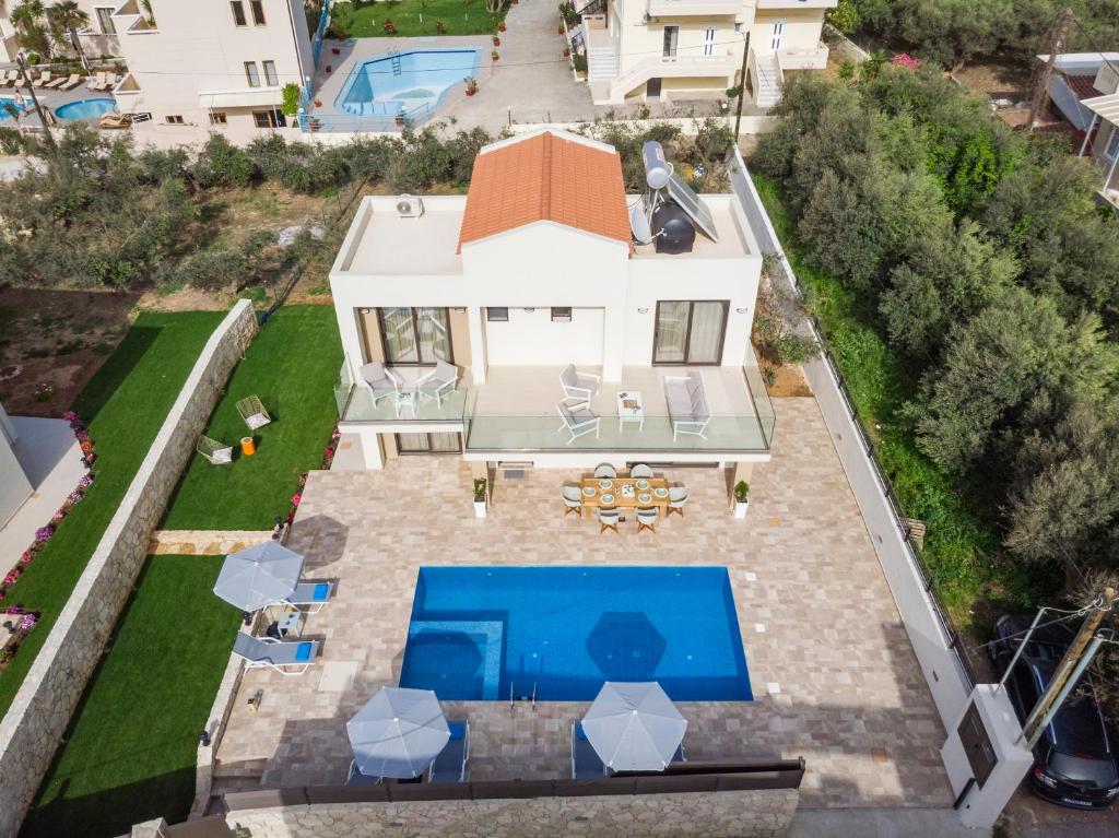 Bazén v ubytovaní Villa Kambos Platanias alebo v jeho blízkosti