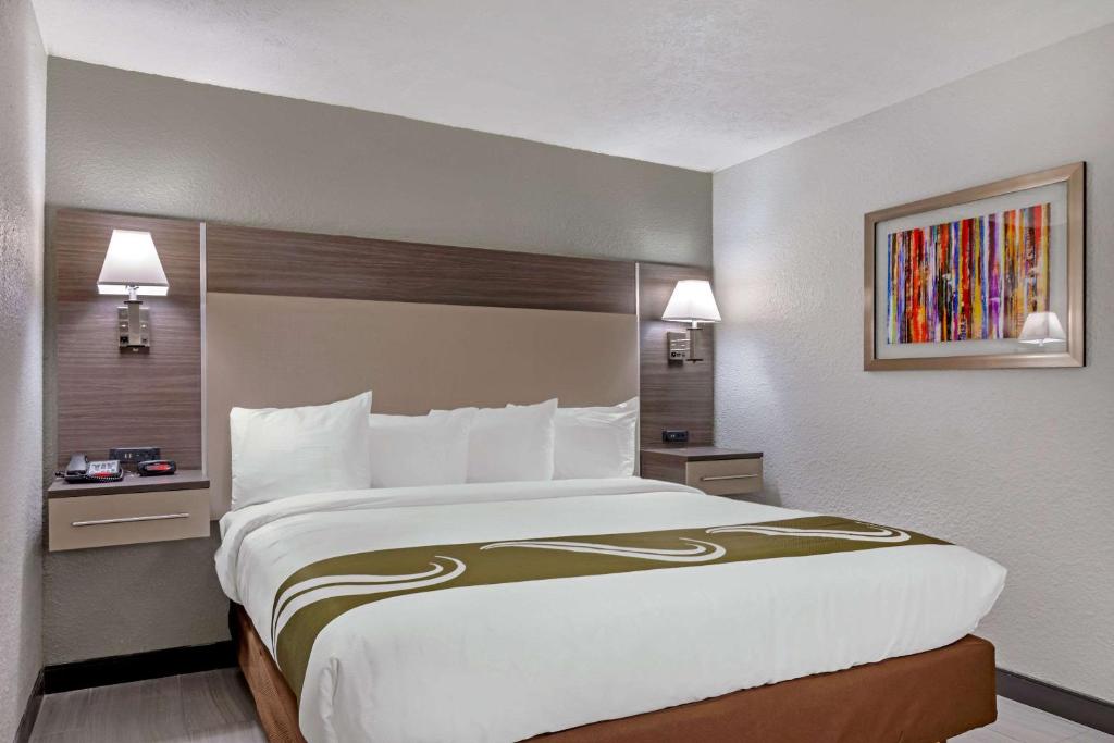 Quality Inn & Suites - King Room - Nichtraucher