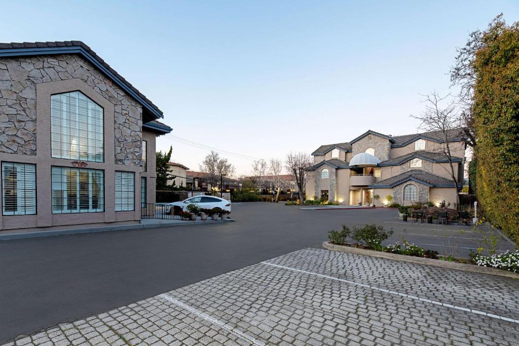 Clarion Inn Silicon Valley photo