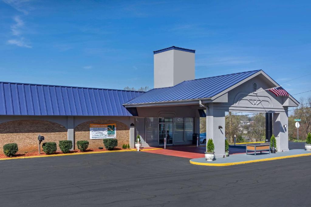a building with a gazebo in the parking lot at Quality Inn & Suites in Cartersville