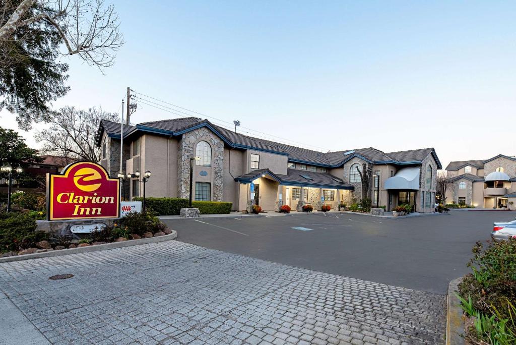 a sign for a carleton inn in a parking lot at Clarion Inn Silicon Valley in San Jose