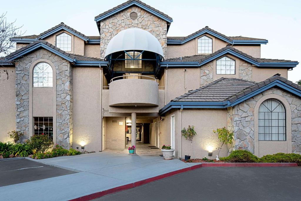 Clarion Inn Silicon Valley photo