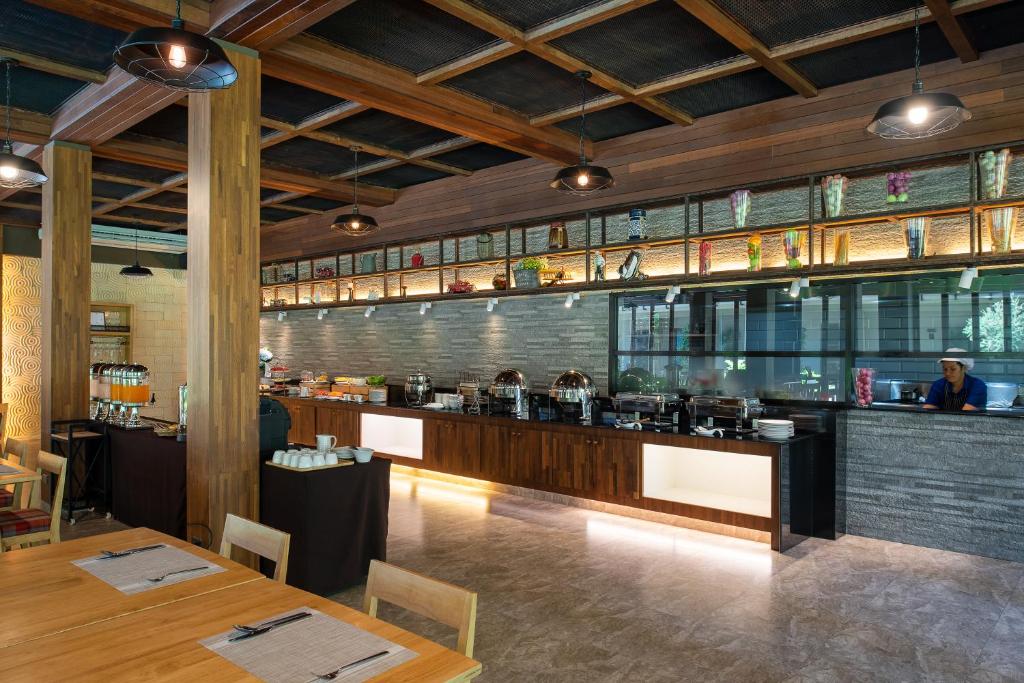 Restaurace v ubytování La Isla Pranburi Beach Resort
