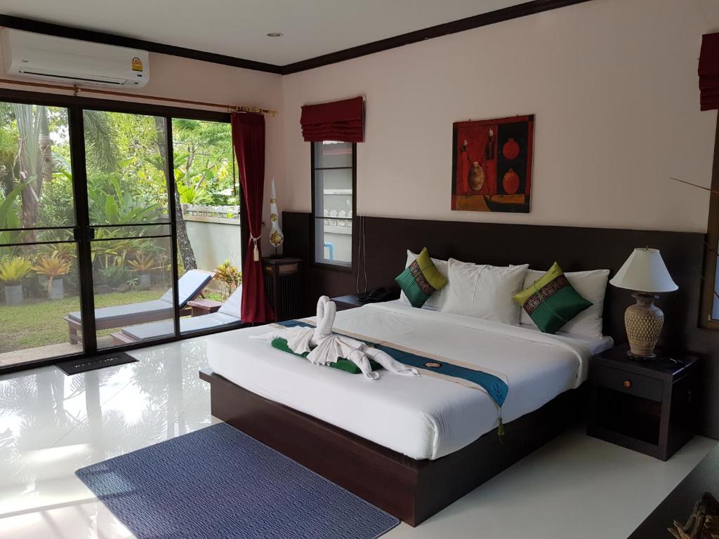 Postel nebo postele na pokoji v ubytování Khaolak Yama Resort - SHA Plus