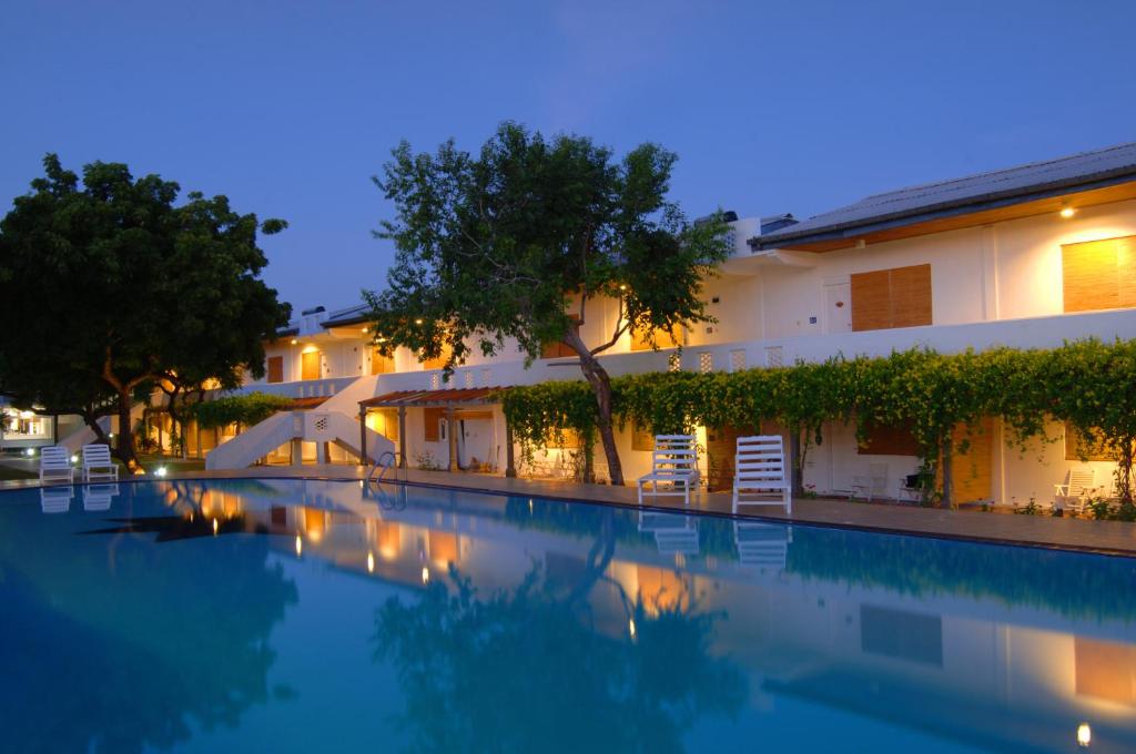 Bazén v ubytování Pigeon Island Beach Resort and Spa nebo v jeho okolí