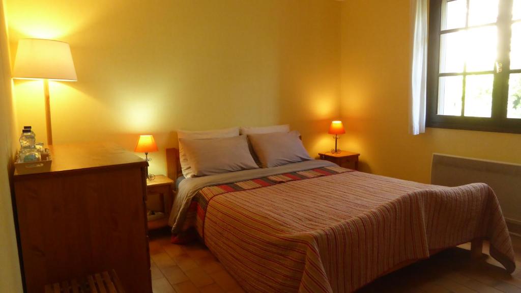 sypialnia z łóżkiem, 2 lampami i oknem w obiekcie Les Pucines T2 bas de villa w mieście Six-Fours-les-Plages