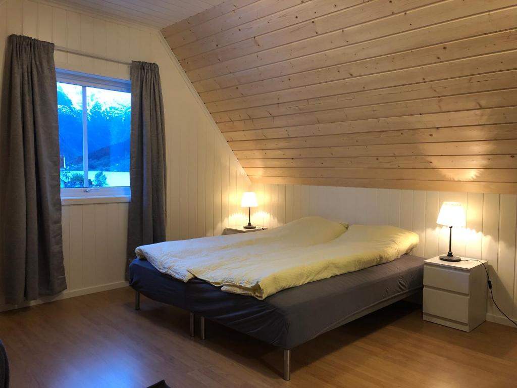 Rúm í herbergi á Balestrand Fjordapartments