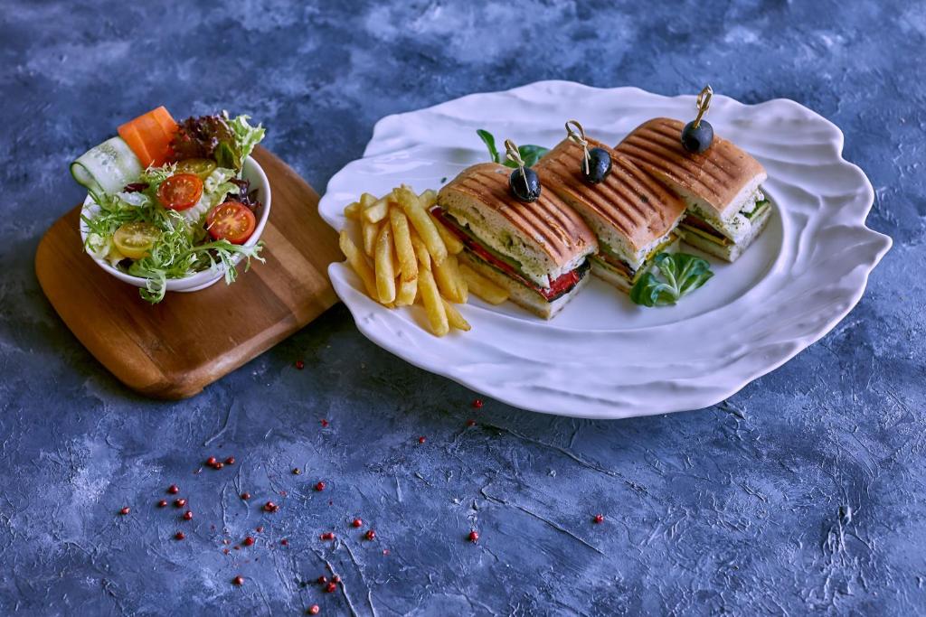 Makanan di atau berdekatan hotel